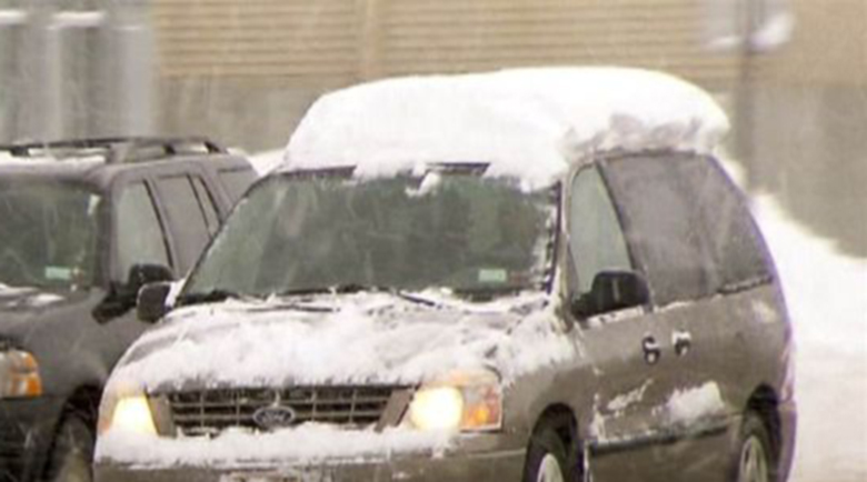 Опасен ли снег на крыше автомобиля