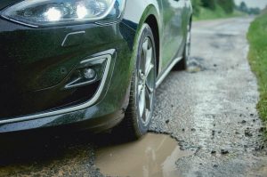Новый Ford Focus распознает ямы на дороге