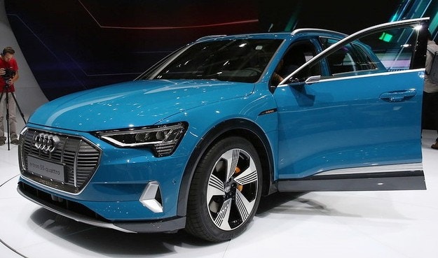 Премьера серийного кроссовера Audi E-Thron